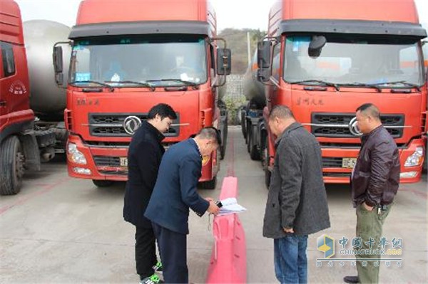 對(duì)車輛駕駛?cè)藝?yán)格管理加強(qiáng)安全意識(shí)教育