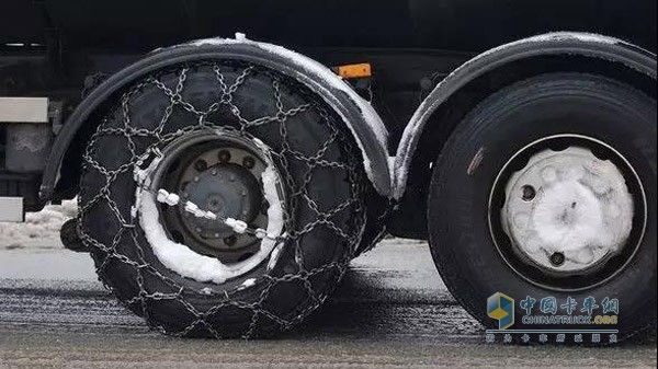 “穿”上防滑鏈的卡車輪胎