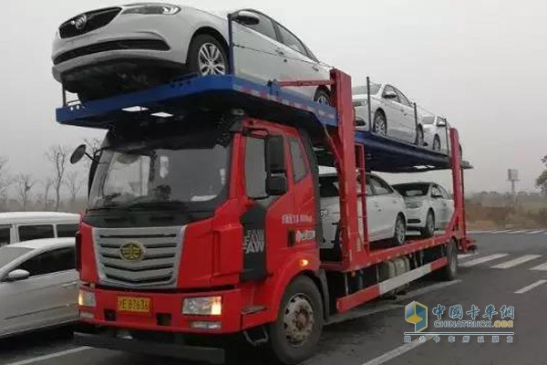 一汽解放柳特率先推出解放金陸4×2載貨式轎運(yùn)車，以適應(yīng)倒短市場(chǎng)需求