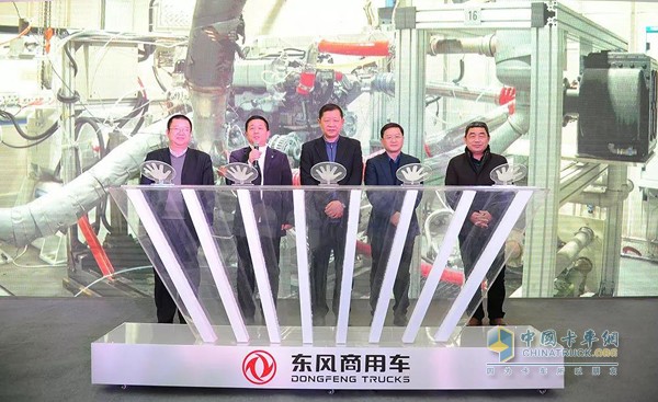 東風(fēng)商用車DDi13發(fā)動機(jī)點(diǎn)火儀式現(xiàn)場