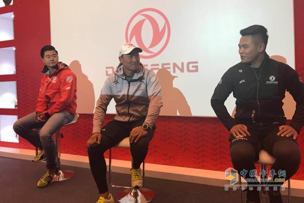 左起以此為“東風(fēng)”號中艙鍵盤手楊濟(jì)儒、前甲板陳錦浩、中艙鍵盤手劉學(xué)