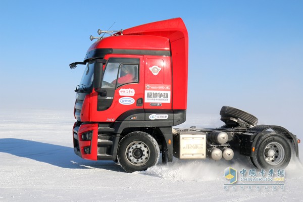 江鈴重卡進(jìn)行雪圓環(huán)計時考核