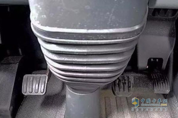 駕駛卡車時要注意控制油門