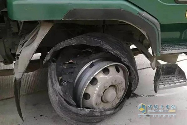 輪胎爆胎對(duì)行車(chē)安全構(gòu)成重大威脅