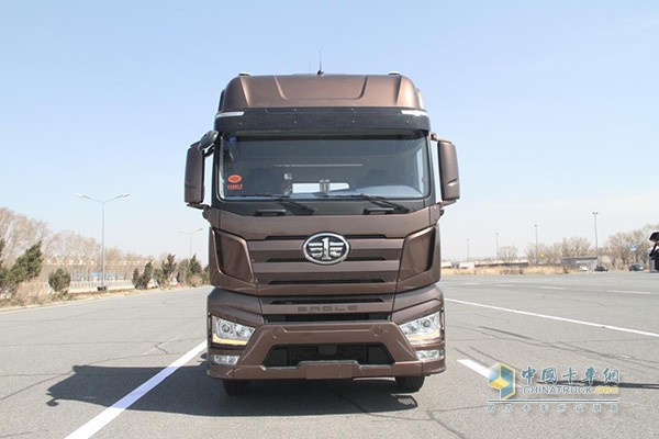 試車(chē)場(chǎng)測(cè)試了自動(dòng)駕駛J7牽引車(chē)