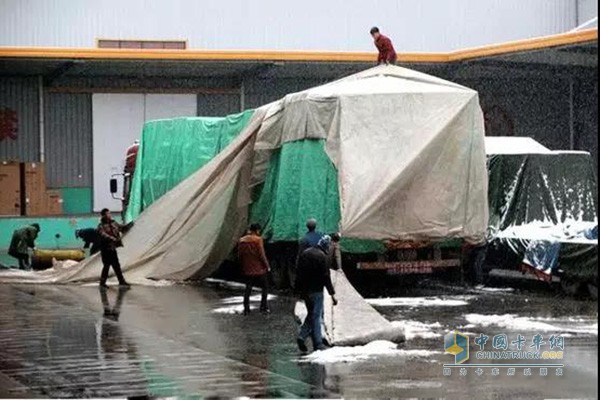 上下車小心踩空、滑倒