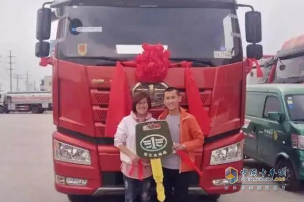 譚繼龍?zhí)岽钶d錫柴動(dòng)力的解放J6P新車