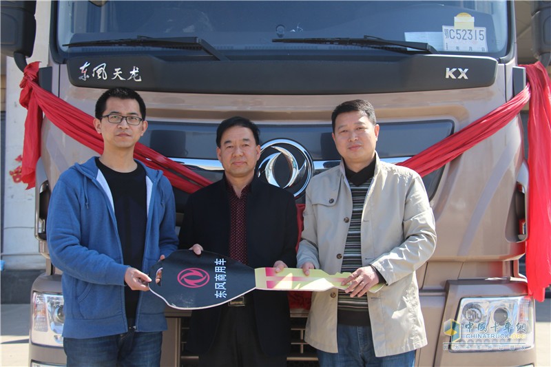 樹標桿 東風天龍旗艦ISZ520?；愤\輸車行唐交付
