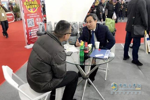 烯潤(rùn)科技工作人員耐心為客戶(hù)講解