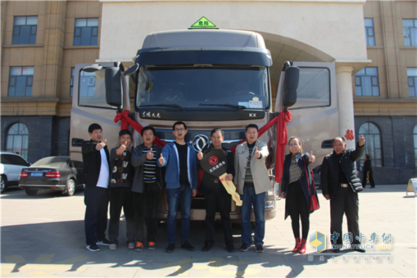 東風康明斯河北商務處負責人、東風商用車商務處負責人以及當?shù)亟?jīng)銷商一起把鑰匙交付劉總