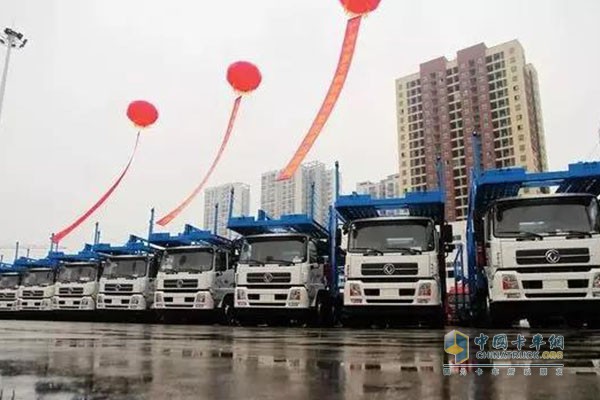 搭載東風(fēng)康明斯發(fā)動(dòng)機(jī)的東風(fēng)天錦轎運(yùn)車