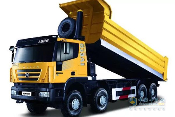 紅巖金剛M500 8×4復(fù)合版自卸車(chē)