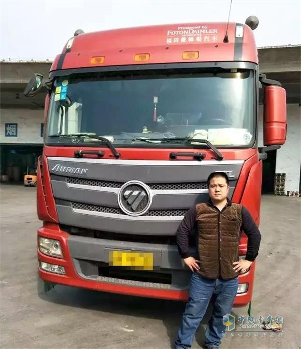 鄭師傅與搭載康明斯ISG發(fā)動機(jī)的歐曼GTL牽引車
