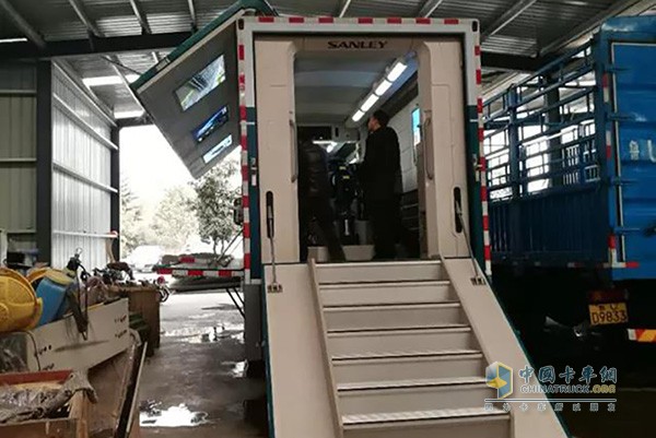 創(chuàng)虎載貨車改裝成供水設備系統(tǒng)展示車
