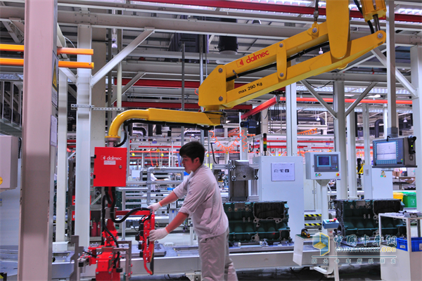 在發(fā)動(dòng)機(jī)事業(yè)部的生產(chǎn)車間，每一名操作人員都執(zhí)行著無(wú)比嚴(yán)格的操作標(biāo)準(zhǔn)
