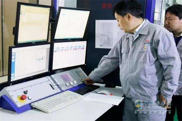華菱星馬董事長劉漢如親自為新一代CM6D30型13L國六發(fā)動(dòng)機(jī)點(diǎn)火