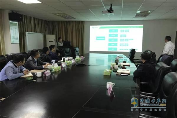 考察團(tuán)隊(duì)和龍?bào)纯萍脊ぷ魅藛T在會(huì)議室開展進(jìn)一步的供需交流