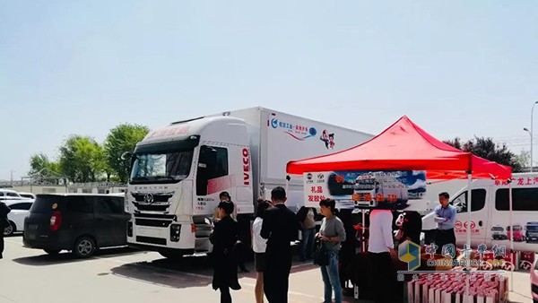 上汽紅巖中置軸貨運(yùn)列車(chē)