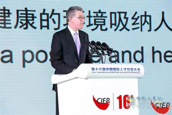 在以“聚天下英才，促創(chuàng)新發(fā)展”為主題的全球才智論壇上，曹思德受邀作了主旨演講