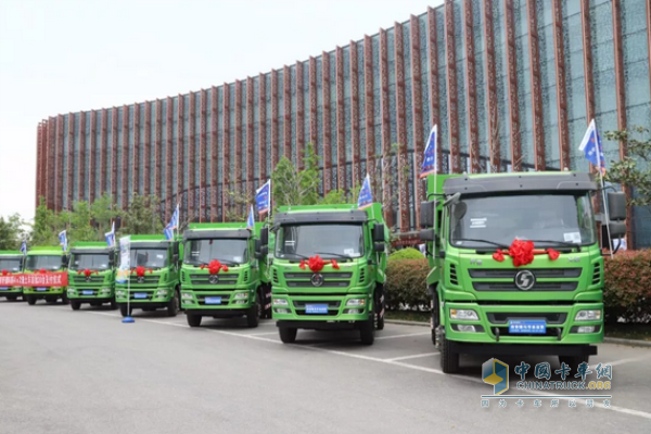 軒德環(huán)保渣土車成功登陸西安區(qū)域 現(xiàn)場(chǎng)交付20輛