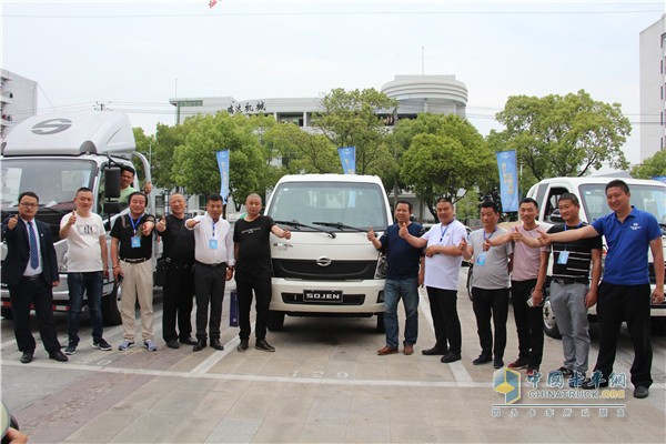 現(xiàn)場客戶為時駿汽車的匠心品質(zhì)點(diǎn)贊