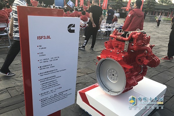 搭載康明斯3.8L發(fā)動機(jī)