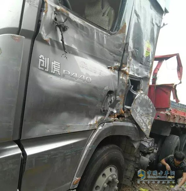 創(chuàng)虎卡車堅固的駕駛艙受到猛烈撞擊過后仍然沒有嚴(yán)重變形