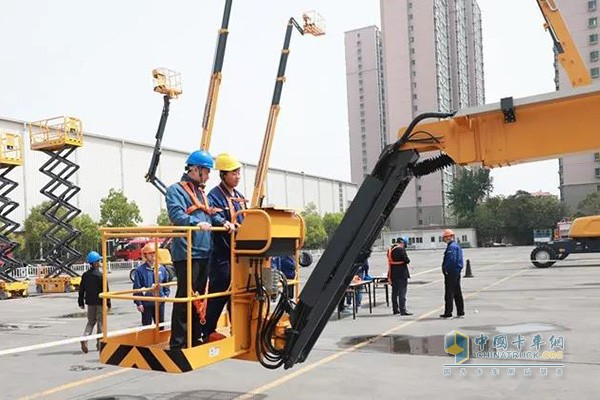徐工消防實(shí)施操機(jī)手進(jìn)廠全車型、體系化培訓(xùn)