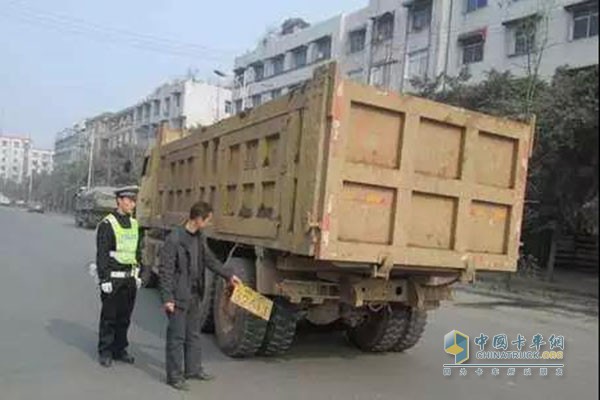 車牌保持清晰、完整并按規(guī)定懸掛