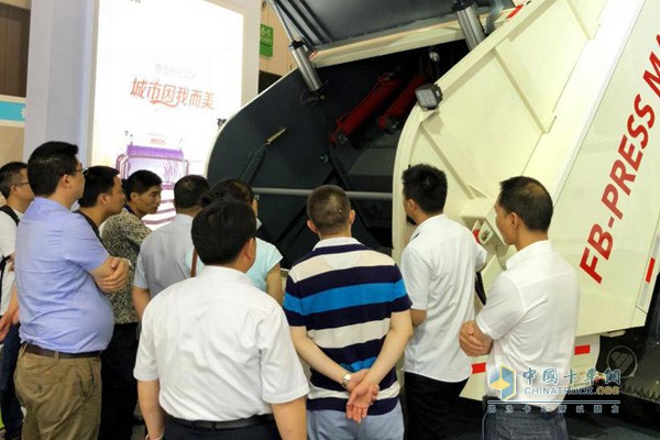 參會(huì)代表們近距離了解展車(chē)細(xì)節(jié)