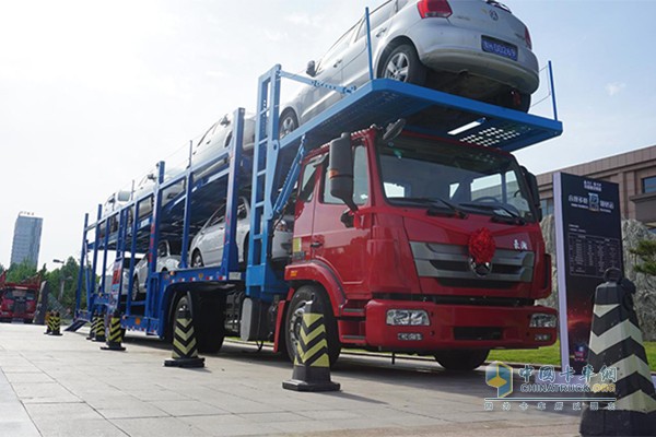 中國重汽豪瀚轎運車產品裝載展示