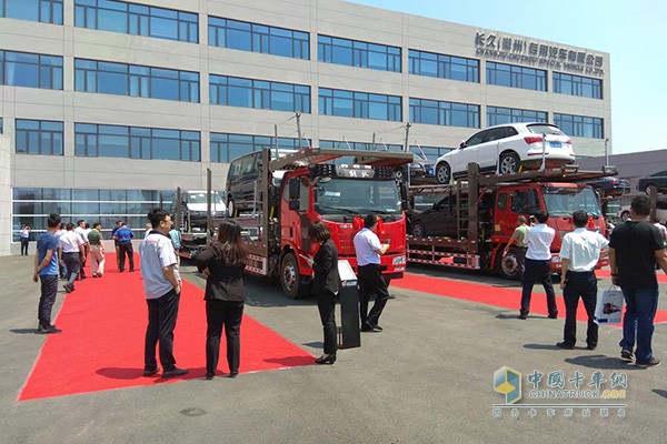 長久中置軸轎運(yùn)車裝載展示