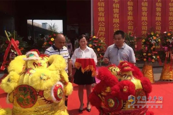 聯(lián)合卡車營(yíng)銷公司副總經(jīng)理丁傳滿、寧波聯(lián)卡總經(jīng)理何賢強(qiáng)為開(kāi)業(yè)儀式進(jìn)行“金獅點(diǎn)睛