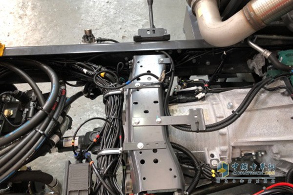 單發(fā)卡車式道路清掃車基于沃爾沃FL 250 4 x 2型底盤，配備一臺7.7L歐6柴油發(fā)動機(jī)，搭載艾里遜3200型號變速箱。