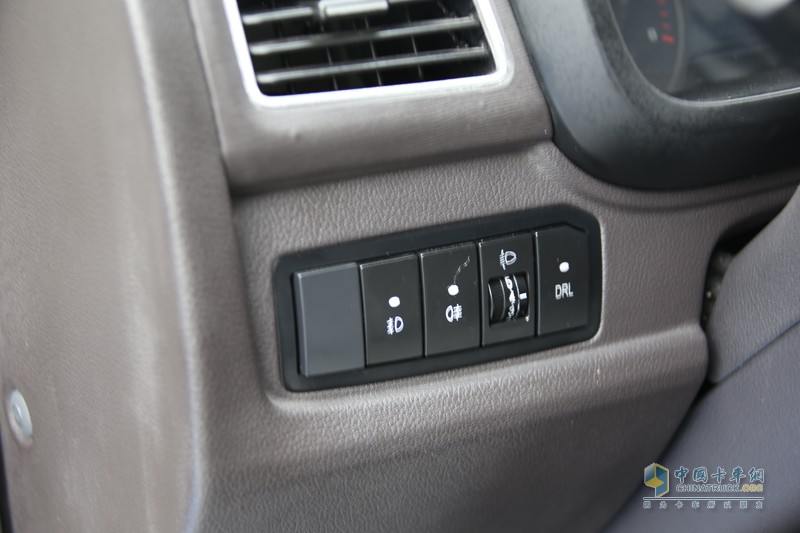 轎車(chē)化豪華內(nèi)飾設(shè)計(jì)，配有電動(dòng)門(mén)窗、中控門(mén)鎖、電調(diào)大燈