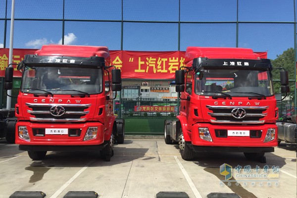 杰豹港口牽引車(chē)