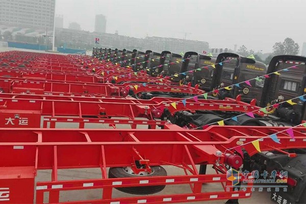 剛剛下線即將“背負(fù)”其使命的大運(yùn)掛車