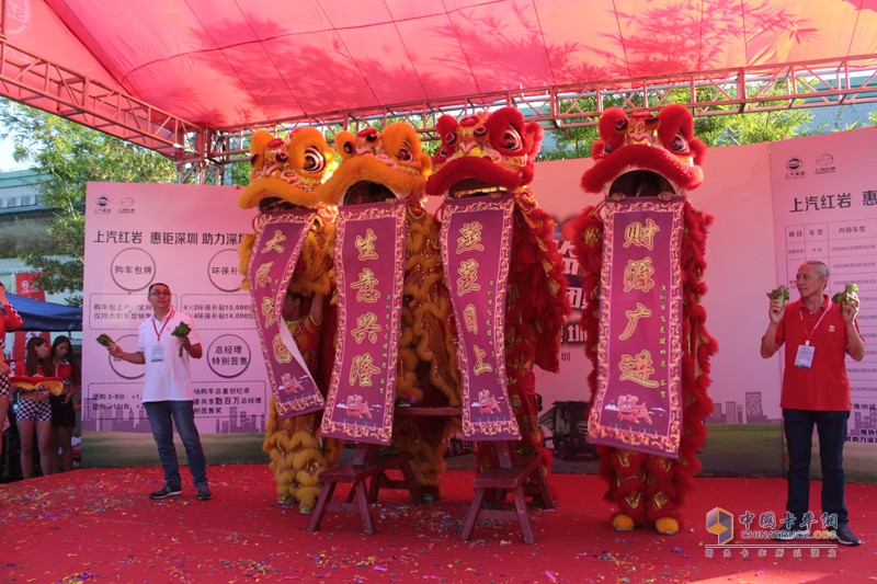 紅巖深圳吼“雄起” 港口運(yùn)輸車“狙擊戰(zhàn)”初戰(zhàn)大捷