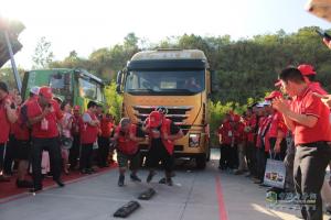 紅巖深圳吼“雄起” 港口運(yùn)輸車“狙擊戰(zhàn)”初戰(zhàn)大捷