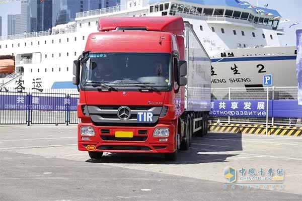 滿(mǎn)載大連鮮蘋(píng)果的Actros牽引車(chē)車(chē)頭上帶著藍(lán)底白字的TIR標(biāo)識(shí)牌