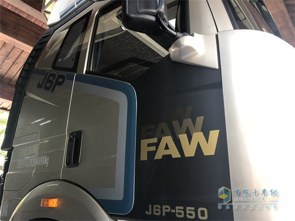 新J6榮耀版搭載一汽錫柴奧威13L 550馬力發(fā)動機(jī)，匹配采埃孚16擋變速箱