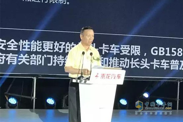 中國物流學會副會長、中國物流與采購聯(lián)合會常務理事、 中國物流商用車專家委員會首席專家惲綿先生致辭