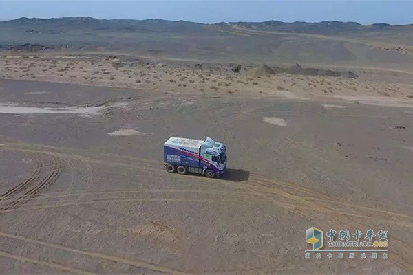 毫無辨識度的賽道與接近70度的地表溫度