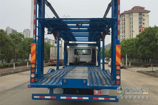 大運(yùn)中置軸轎運(yùn)車