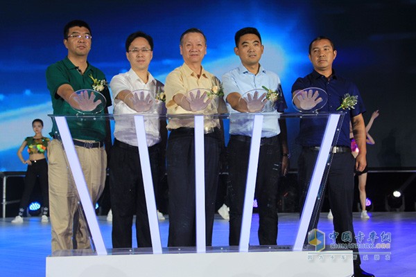 為乘龍T5上市儀式啟動按下手印的錢隊長(右一)