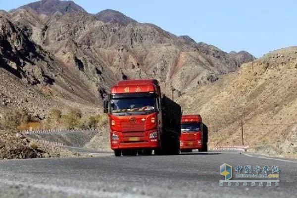 牽引車(chē)隨車(chē)拖拽的半掛車(chē)