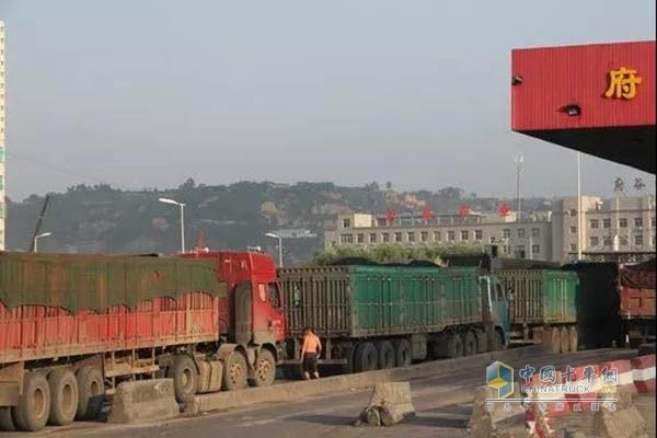 滿(mǎn)載的貨車(chē)