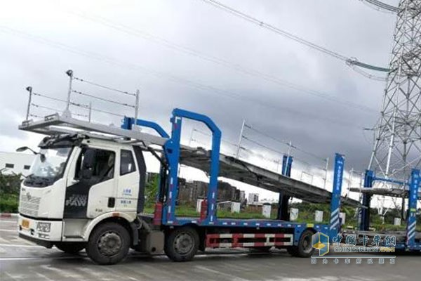 服務(wù)區(qū)偶遇解放道依茨動(dòng)力轎運(yùn)車