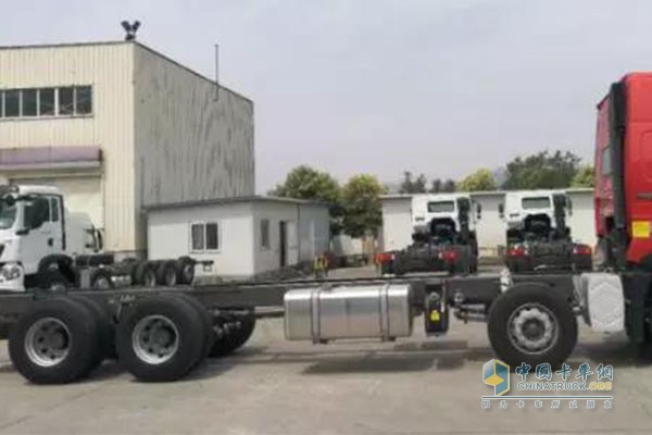 重汽HOWO-T7H 8×4“豪盈版”載貨車自重超低，動力高效匹配