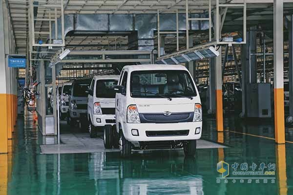 生產(chǎn)下線的時(shí)駿汽車